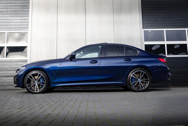 BMW 3-SERIE 330e 293 pk eDrive Edition/ M-Sportpakket / BTW-Auto/ NL-auto/ Open-Dak/ Laser/ Head-Up/ Harman-Kardon/ Adapt.Cruise/ 360-Camera/ 19'' LMV