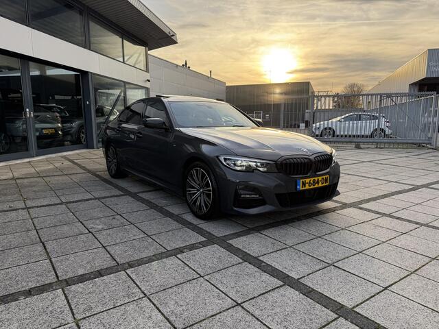 BMW 3-SERIE 318i Aut. M-Sport | Panorama | Leder Sport | Camera | ACC | Dravit Grau |