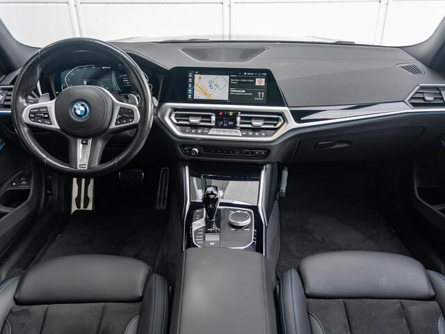 BMW 3-SERIE Touring 330e xDrive | M Sport | Innovationspakket | Verwarmd Stuurwiel | Comfort Access | Achteruitrijcamera | Panoramadak | Stoelverwarming | Head-Up Display | Laserlight | Trekhaak