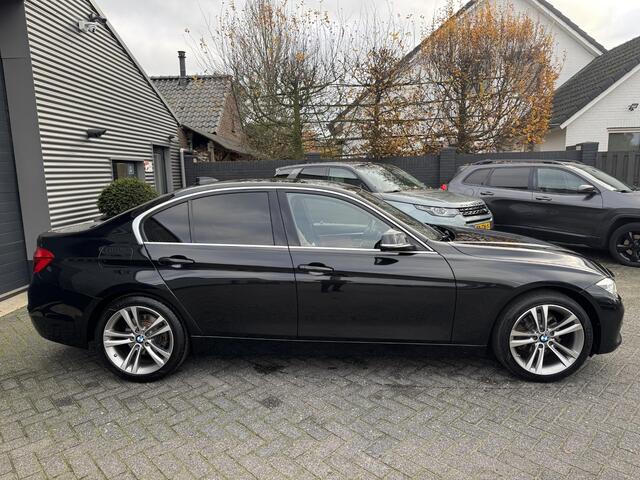 BMW 3-SERIE 320i Corporate Lease High Executive | Navigatie | Privacy Glass | Lichtmetalen Velgen | Climate Control | Xenon |