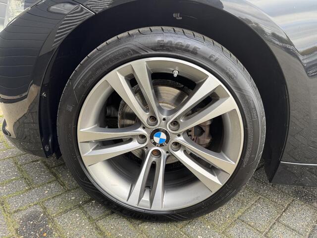 BMW 3-SERIE 320i Corporate Lease High Executive | Navigatie | Privacy Glass | Lichtmetalen Velgen | Climate Control | Xenon |