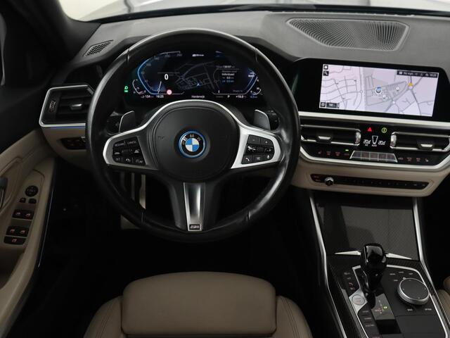 BMW 3-SERIE 320e M Sport | Adaptive cruise | Leder | Trekhaak | Stoelverwarming | 360 Camera | Laserlicht | Carplay | Sfeerverlichting | Live Cockpit | Keyless | Sportstoelen | DAB | Navigatie | PHEV | Plug In