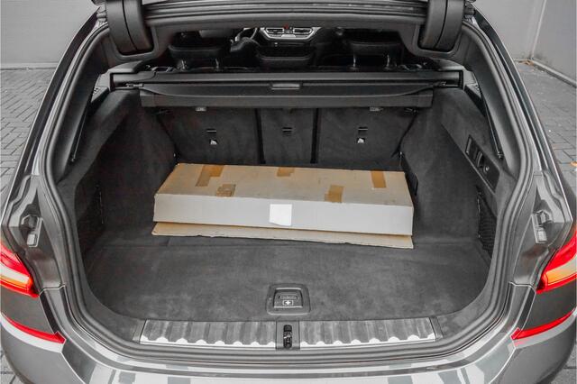 BMW 3-SERIE Touring 330i M-Sport Pano Leder H/K Trekhaak 19"