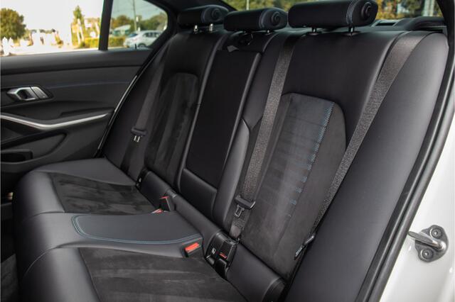 BMW 3-SERIE 318i M Sport, Stoelverwarming, Carplay, Alcantara, Sfeerverlichting, DAB+, PDC, Navigatie, Sportstoelen.