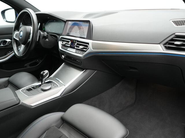 BMW 3-SERIE Touring 330e M Sport Plug in Hybrid 293pk Dealer O.H PHEV | Panodak | Adaptive Onderstel | Laser LED | Alcantara Sportstoelen Memory | Head Up | Camera | 19"L.M | Keyless | Apple Carplay | Navigatie | Virtual | DAB |