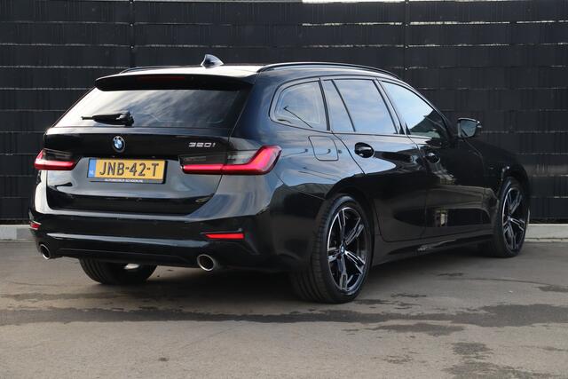 BMW 3-SERIE Touring 320i High Executive Edition | Adap. Cruise | Stoel-/Stuurverwarming | Navigatie | Halfleder | Carplay | Parkeersensoren
