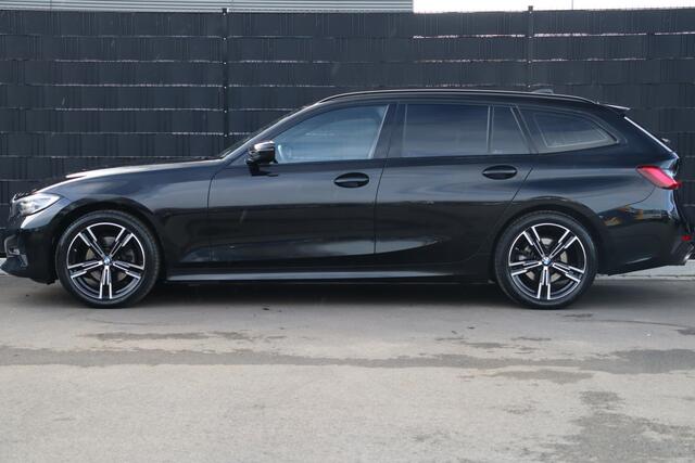 BMW 3-SERIE Touring 320i High Executive Edition | Adap. Cruise | Stoel-/Stuurverwarming | Navigatie | Halfleder | Carplay | Parkeersensoren