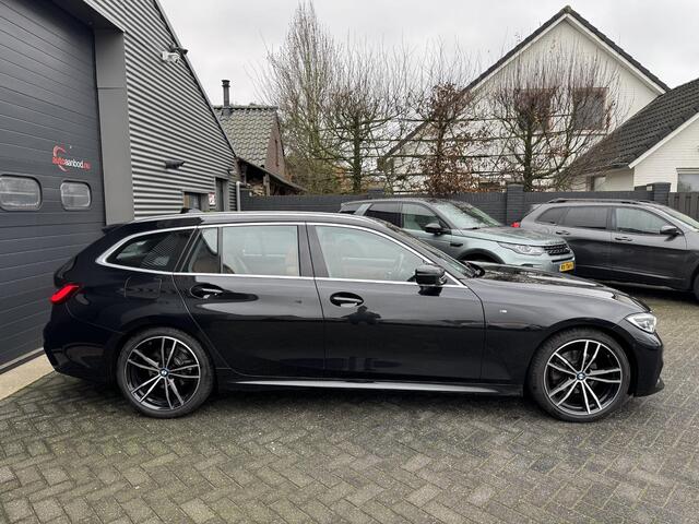 BMW 3-SERIE Touring 320i High Executive M-Sport | Camera | Navigatie | DAB | 19 Inch Lichtmetalen Velgen | Lederen Bekleding |