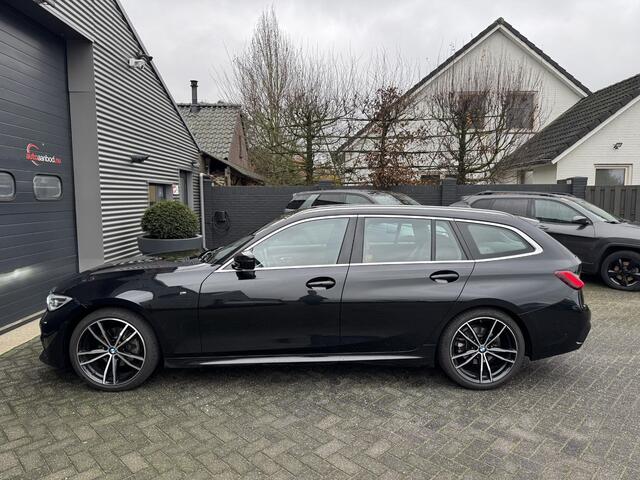 BMW 3-SERIE Touring 320i High Executive M-Sport | Camera | Navigatie | DAB | 19 Inch Lichtmetalen Velgen | Lederen Bekleding |