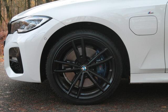 BMW 3-SERIE Touring 330e xDrive M-Pakket High Executive | Laser | Headup | Pano | Blind