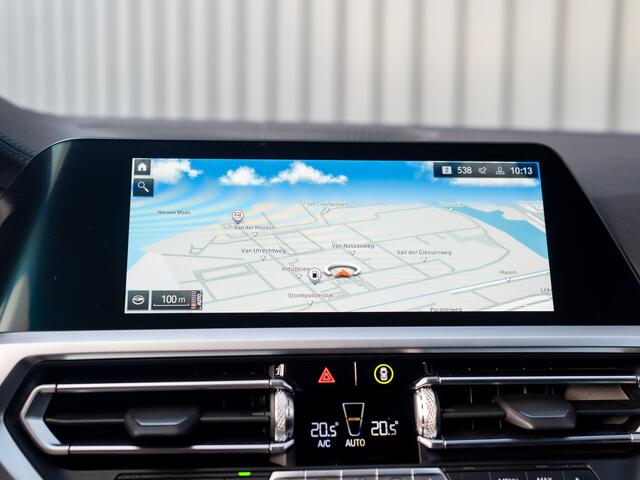 BMW 3-SERIE 320i High Executive | M-Sport | Laser | Stoelgeheugen | Trekhaak wegkl. | 19'' | Head Up | Camera | Keyless | Prijs Rijklaar!!