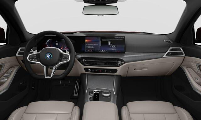 BMW 3-SERIE Touring 330e Individual Lak | M Sportpakket Pro | Innovation Pack | Comfort Pack | Trekhaak | Panoramadak