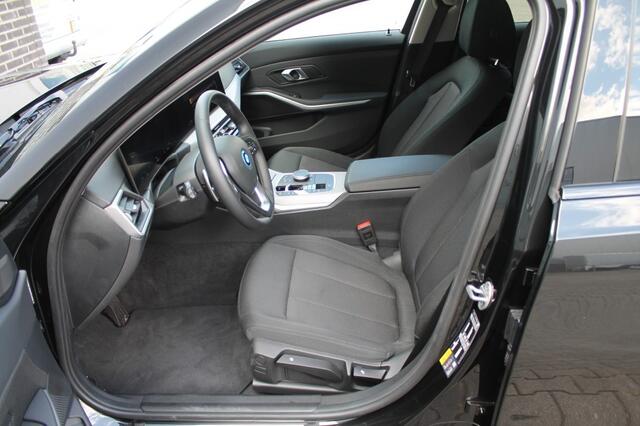 BMW 3-SERIE 320E - Elektr. Achterklep - Parkeercamera - Navigatie