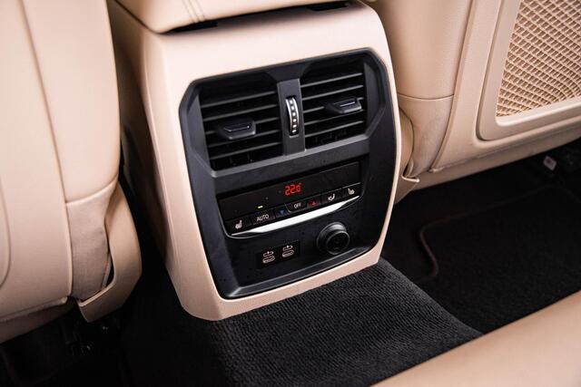 BMW 3-SERIE 330e High Executive Luxury Line - Trekhaak - Panoramadak - Head up - Driving Assistant Professional - Stoelverwarming Voor/Achter - Elektrisch verstelbare stoelen - Getinte Ruiten - Comfort Access -