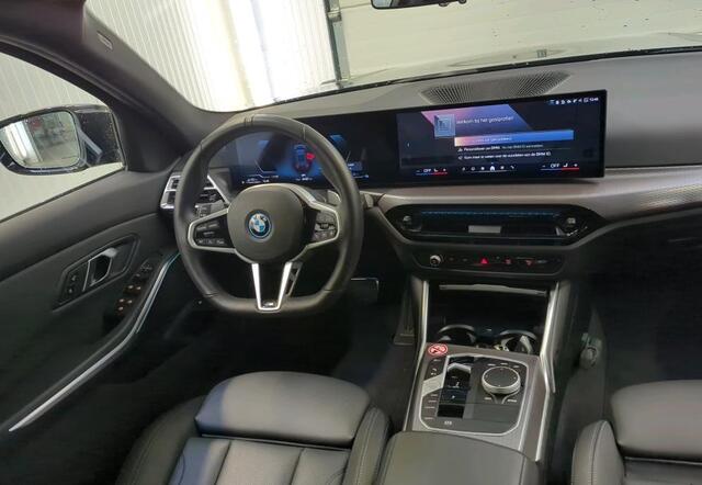 BMW 3-SERIE Touring 330e M-Sport 292 pk Facelift LCI 2 Trekhaak Leder Life Cockpit Plus Widescreen Sfeerverlichting Vlak Stuur Carplay Led Stoelverwarming NL Auto BTW 1e Eigenaar Fabrieksgarantie 25/11/2027 ! 19,5 kWh Accu !