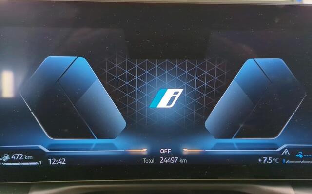 BMW 3-SERIE Touring 330e M-Sport 292 pk Facelift LCI 2 Trekhaak Leder Life Cockpit Plus Widescreen Sfeerverlichting Vlak Stuur Carplay Led Stoelverwarming NL Auto BTW 1e Eigenaar Fabrieksgarantie 25/11/2027 ! 19,5 kWh Accu !