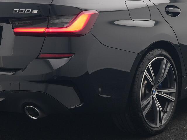 BMW 3-SERIE Touring 330e M Sport Plug In Hybrid 293pk PHEV | Panodak | Adaptief Onderstel | Head Up | Adaptive Cruise | Camera | Alcantara Sportstoelen Memory & Verwarmd | Apple Carplay | Sfeerverlichting | Navigatie | Keyless | Blis | DAB |