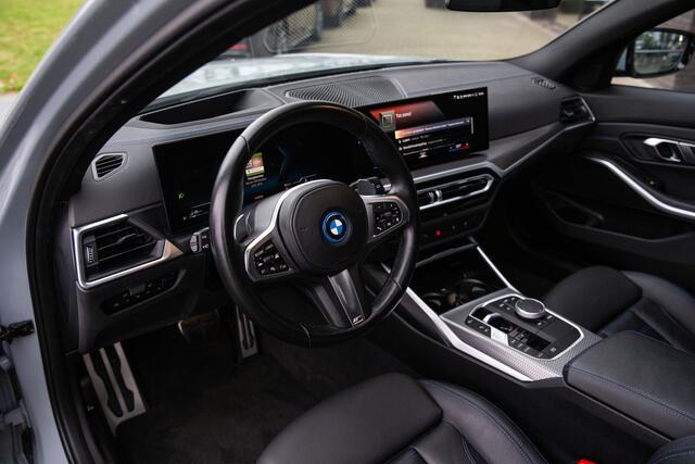 BMW 3-SERIE Touring 330e xDrive M-Sport , Panoramadak, Keyless entry, Head-up display,