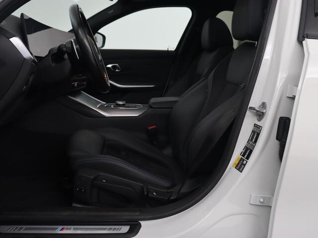 BMW 3-SERIE 320e M Sport | Panoramadak | Trekhaak | Stoelverwarming | Carplay | Sportstoelen | Leder/Alcantara | Navigatie | Widescreen Display | Sfeerverlichting | Parkeerhulp | PHEV | Plug In