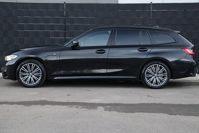 BMW 3-SERIE Touring 330e M-Sport 292pk PHEV | Adap. Cruise | Carplay | Stoelverwarming | Sfeerverlichting | Navigatie | DAB