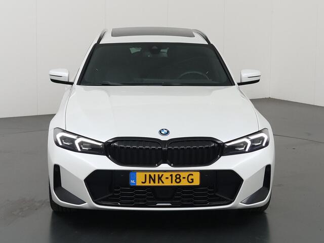 BMW 3-SERIE Touring 330e | M-Pakket | Panoramadak | Ele. stoelen + Geheugen | HUD | Sportstoelen | Camera | Apple CarPlay/Android auto | Adaptieve Cruise Control | Comfort Pakket | M-Sport Pro | HiFi | Curved Display |