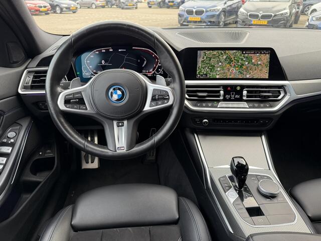 BMW 3-SERIE Touring 320e M Sport Laser Licht Trekhaak Stuurwielverwarming Carplay Achteruitrijcamera Keyless Entry