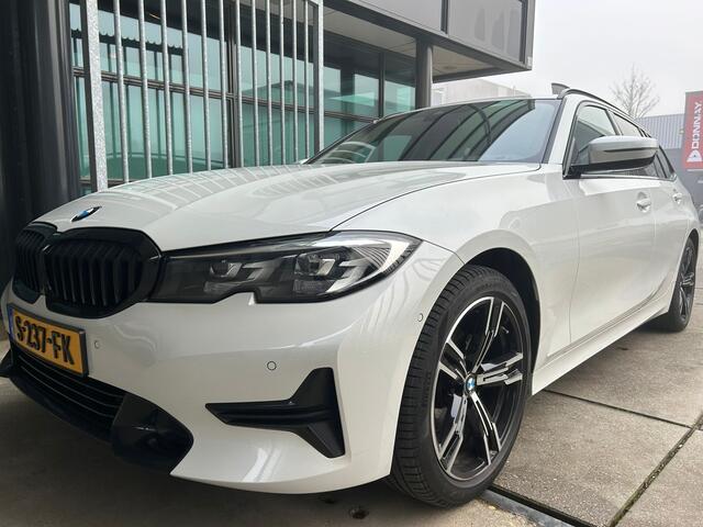BMW 3-SERIE Touring 320i Business Edition Plus | AUTOMAAT | TREKHAAK | CARPLAY/ANDROID | CAMERA | STOEL/STUURVERWARMING | NAVI | CRUISE CONTROL | CLIMATE CONTROL | PDC V+A | LMV 18'' | ELEKTR. ACHTERKLEP | BLUETOOTH