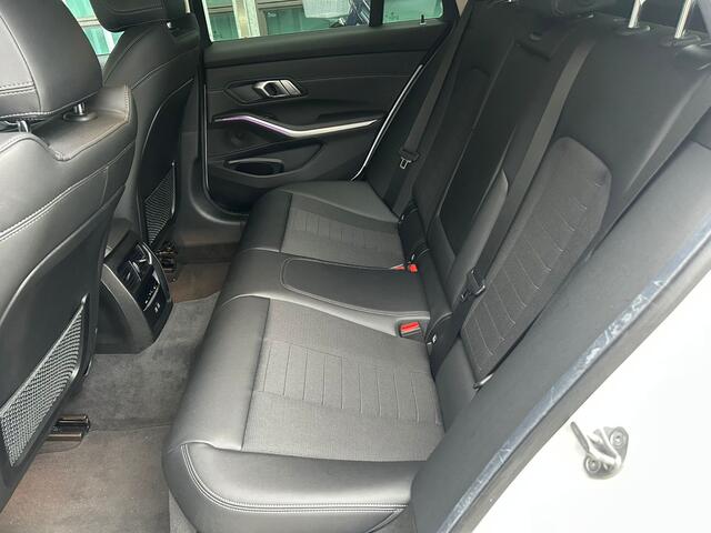 BMW 3-SERIE Touring 320i Business Edition Plus | AUTOMAAT | TREKHAAK | CARPLAY/ANDROID | CAMERA | STOEL/STUURVERWARMING | NAVI | CRUISE CONTROL | CLIMATE CONTROL | PDC V+A | LMV 18'' | ELEKTR. ACHTERKLEP | BLUETOOTH