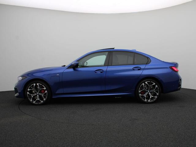 BMW 3-SERIE Sedan 330e M Sportpakket Pro | Comfort Pack | Comfort Access | Achteruitrijcamera | Schuifdak | Adaptieve LED | Harman Kardon | 19''
