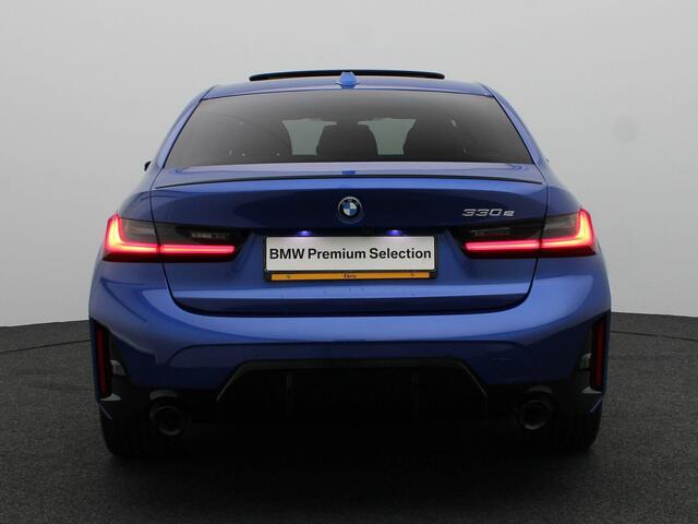 BMW 3-SERIE Sedan 330e M Sportpakket Pro | Comfort Pack | Comfort Access | Achteruitrijcamera | Schuifdak | Adaptieve LED | Harman Kardon | 19''