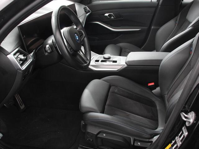 BMW 3-SERIE Touring 330e Touring M Sport PHEV | DEMO ! | Navigatie Climate Control Lichtmetalen velgen LED Virtual Cockpit Parkeersensoren Voor en Achter Achteruitrijcamera Apple carplay/ Andriod auto Stoelverwarming Stuur verwarming Elektrische achterklep Prijs Incl