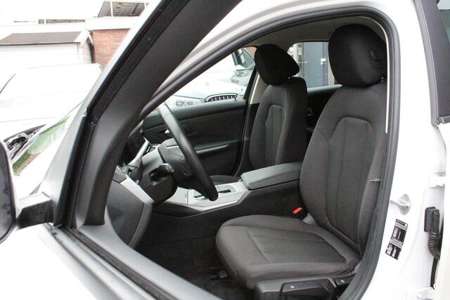 BMW 3-SERIE 318d Executive Edition | NL-AUTO+N.A.P! | CARPLAY | PDC-V/A | CLIMA | DAB-RADIO | NAVI | LED | CRUISE |