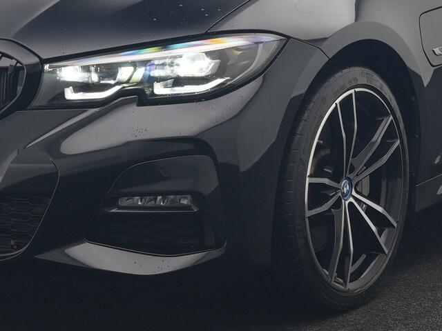 BMW 3-SERIE 330e M Sport Plug In Hybrid 293pk Dealer O.H. PHEV | Adaptief Onderstel | Sfeerverlichting | Alcantara Sportstoelen Verwarmd | Virtual | Apple Carplay | Navigatie | DAB | 19"L.M |