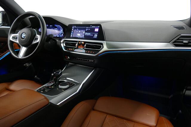 BMW 3-SERIE Touring 330e xDrive M Sport / M340i Diffuser / Black Diamond M Grill / M340i M Sport bumper pakket / Schuif-/kanteldak / Elektr. verstelbare voorstoelen (links met memory) / Stoelverwarming / Apple Carplay - Android Auto / Achteruitrijcamera / Trekhaak (z