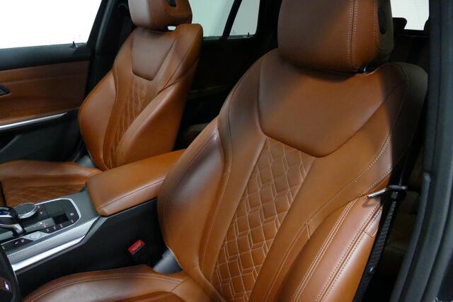 BMW 3-SERIE Touring 330e xDrive M Sport / M340i Diffuser / Black Diamond M Grill / M340i M Sport bumper pakket / Schuif-/kanteldak / Elektr. verstelbare voorstoelen (links met memory) / Stoelverwarming / Apple Carplay - Android Auto / Achteruitrijcamera / Trekhaak (z