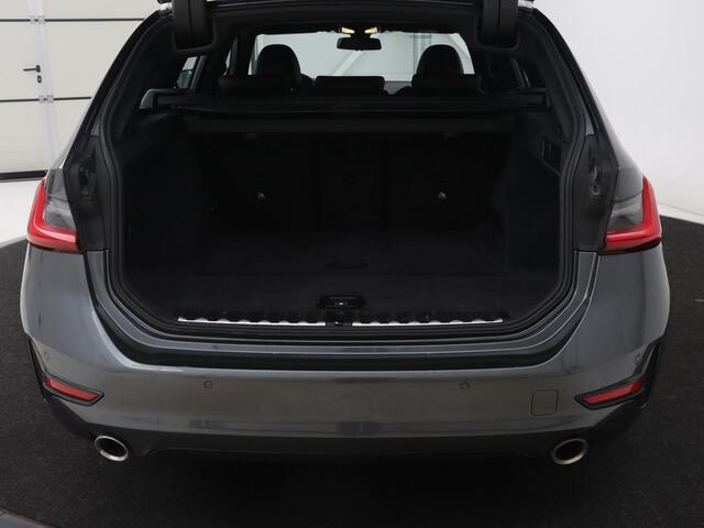 BMW 3-SERIE 318i High Executive | Sport Line | Leder | Stoelverwarming | Camera | Sportstoelen | Carplay | Sfeerverlichting | Live Cockpit | Navigatie | Full LED | Climate control | Park Assist | Cruise control