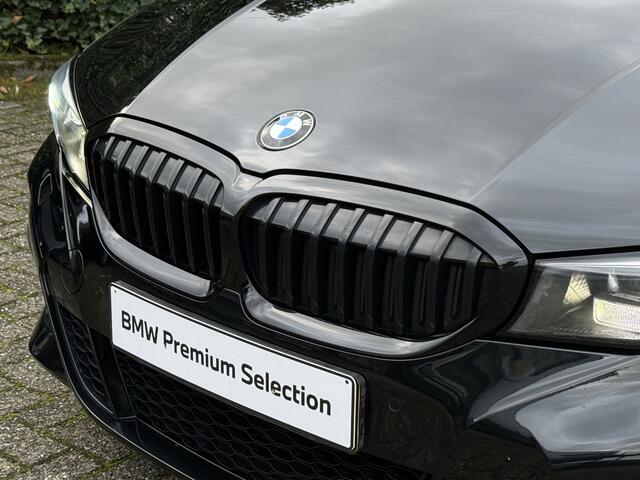 BMW 3-SERIE Touring 318i | M-Sport | 19" | HiFi | Camera | Elek. Trekhaak | Shadow Line + | Getint Glas