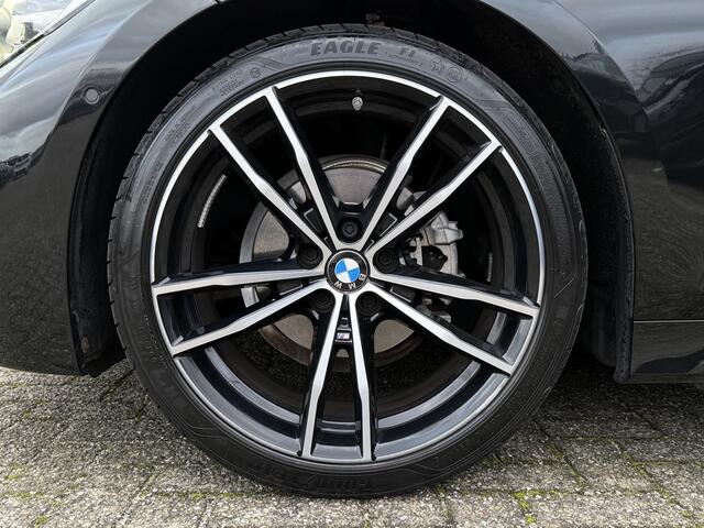 BMW 3-SERIE Touring 318i | M-Sport | 19" | HiFi | Camera | Elek. Trekhaak | Shadow Line + | Getint Glas