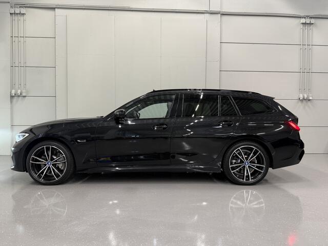 BMW 3-SERIE Touring 330e xDrive M-Sport PANO/LASER/360CAMERA/ADAPTIVE M-ONDERSTEL/ACC/LEER-ALCANTARA/19"BREEDSET/KEYLESS/SHADOW-LINE/NET OH BEURT GEHAD BIJ BMW DEALER