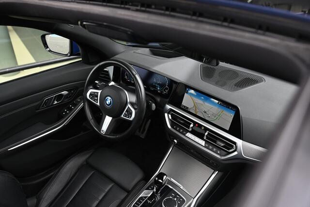 BMW 3-SERIE 330e High Executive M Sport Automaat / Schuif-kanteldak / Sportstoelen / Achteruitrijcamera / M Adaptief onderstel / Laserlight / Comfort Access / LED / Head-Up / Stoelverwarming