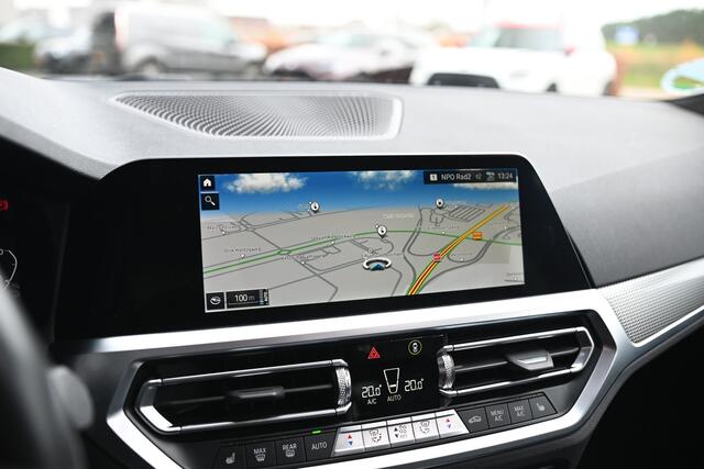 BMW 3-SERIE 330e High Executive M Sport Automaat / Schuif-kanteldak / Sportstoelen / Achteruitrijcamera / M Adaptief onderstel / Laserlight / Comfort Access / LED / Head-Up / Stoelverwarming