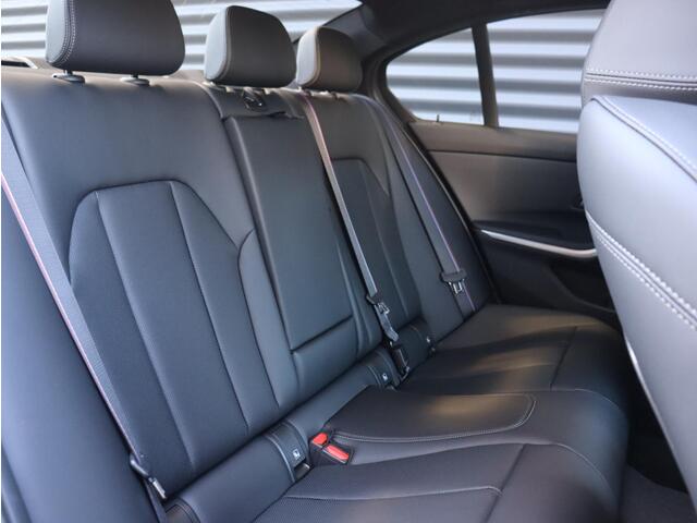 BMW 3-SERIE 330e Sedan | M Sportpakket Pro | Innovation Pack | Comfort Pack