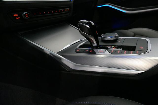 BMW 3-SERIE 330e xDrive M Sport / M340i Diffuser / Black Diamond M Grill / M340i M Sport bumper pakket / Schuif-/kanteldak / Premium kleur Dravitgrau / Apple Carplay - Android Auto / Stoelverwarming / Ambienteverlichting / 19'' LMV / Stuurwiel verwarming / Full LED /