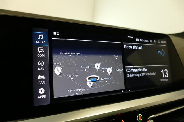 BMW 3-SERIE 330e xDrive M Sport / M340i Diffuser / Black Diamond M Grill / M340i M Sport bumper pakket / Schuif-/kanteldak / Premium kleur Dravitgrau / Apple Carplay - Android Auto / Stoelverwarming / Ambienteverlichting / 19'' LMV / Stuurwiel verwarming / Full LED /