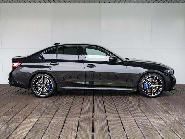 BMW 3-SERIE Sedan M340i xDrive | Innovationspakket | Comfort Access | Head-Up Display | Achteruitrijcamera | Stoelverwarming | PDC | Laserlight | 19''