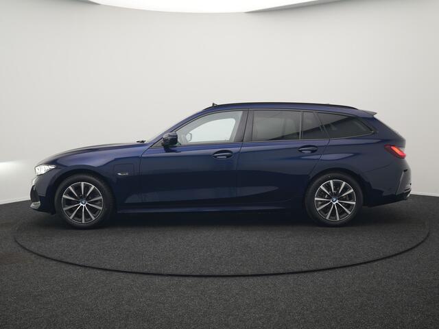 BMW 3-SERIE Touring 320e Plug In Hybrid 204pk Dealer O.H. PHEV | Panodak | Widescreen Navi | Camera | Lederen Sportstoelen Verwarmd | Sfeerverlichting | Apple Carplay | Navigatie | Virtual | DAB | Tansanitblau II Metallic |