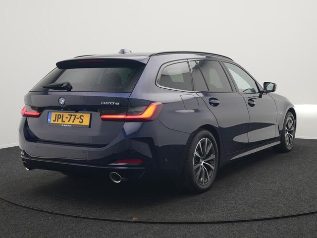 BMW 3-SERIE Touring 320e Plug In Hybrid 204pk Dealer O.H. PHEV | Panodak | Widescreen Navi | Camera | Lederen Sportstoelen Verwarmd | Sfeerverlichting | Apple Carplay | Navigatie | Virtual | DAB | Tansanitblau II Metallic |