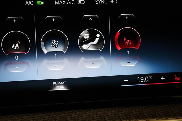 BMW 3-SERIE Touring 330e M-Sport | PANORAMADAK | SUPERSPORT STOELEN | COMFORT / INNOVATION / TRAVEL- PACK | DAB | APPLE | CAMERA