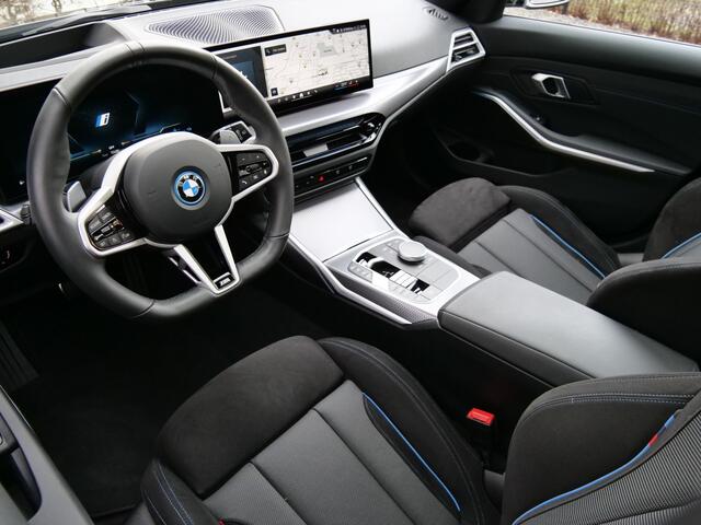 BMW 3-SERIE Touring 330e 292 Pk Automaat M-Sport pakket Navigatie / Camera / Pano-dak / DAB / Apple Carplay