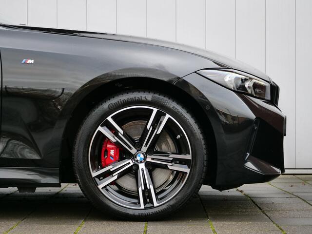 BMW 3-SERIE Touring 330e 292 Pk Automaat M-Sport pakket Navigatie / Camera / Pano-dak / DAB / Apple Carplay